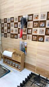 チュニスにあるDar Elineのストーブとその隣に箱があるキッチン