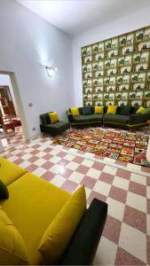 チュニスにあるDar Elineのリビングルーム(ソファ付)、チェックフロア +1枚の写真