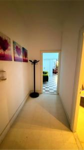 チュニスにあるDar Elineの廊下のある部屋と出入り口のある部屋