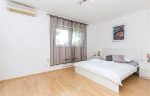 Postel nebo postele na pokoji v ubytování 2 Bedroom Cozy Apartment In Smrika