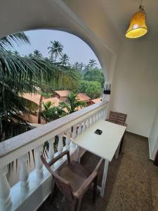 SHANKAR by the SEA, 2 min from Mandrem Beach的阳台或露台