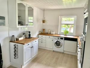 Kitchen o kitchenette sa Schöne Ferienwohnung mitten im Pfälzerwaldgebiet