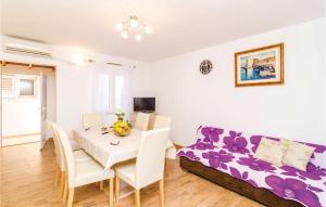 TV a/nebo společenská místnost v ubytování Six-Bedroom Holiday Home In Sipan