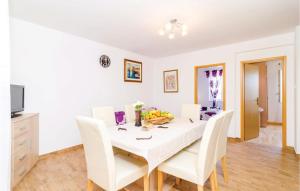 TV a/nebo společenská místnost v ubytování Six-Bedroom Holiday Home In Sipan