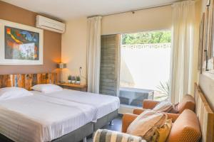 een slaapkamer met een bed en een groot raam bij Casa Dels Tossals in Moraira +92 foto's
