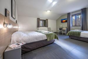 オルシエールにあるAuberge de la Gravièreのベッド2台と机があるホテルの部屋 +26枚の写真