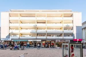 a large white building on a city street at Haus Christianenhöhe, Whg 09 Capper in Westerland (Sylt)