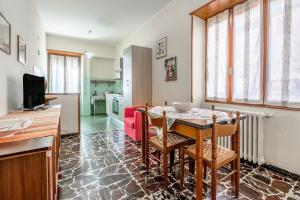 a kitchen and dining room with a table and chairs at Appartamento Casa Rita - Sorano in San Giovanni delle Contee