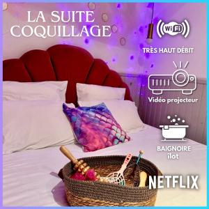 Un dormitorio con una cama con una cesta encima. en Coquillages et crustacés, Netflix baignoire îlot chez Ivona Vacances, en Gujan-Mestras