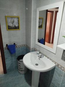 une salle de bain avec un lavabo et un miroir dans l'établissement Vivienda cercana a la playa con todas las comodidades, à Tarifa 12 autres photos