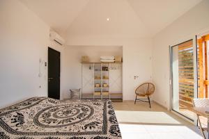 a bedroom with a bed and a window at Guetali du Village in Monacia-dʼAullène