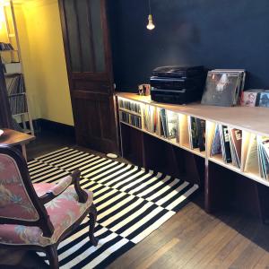 a room with a book shelf filled with books at Our House, Château de la Boulaye in Cerisy-la-Forêt