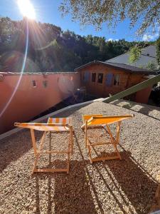 ル・リュックにあるChalet Provençal au cœur du Varの家の屋根の上に椅子2脚とテーブル1台