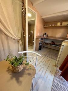 ル・リュックにあるChalet Provençal au cœur du Varの鉢植えのテーブル付きの部屋