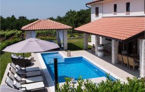 Bazén v ubytování Villa Theo nebo v jeho okolí + 18 fotografií