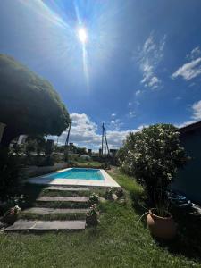 a swimming pool in the middle of a yard at Cabaña brisas del lago in Villa Parque Siquiman