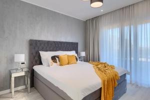 Un dormitorio con una cama grande con almohadas amarillas. en Villa Tonchi 3 Bedroom Private Pool BBQ & Garden, en Barban