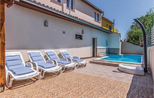 Πισίνα στο ή κοντά στο 5 Bedroom Lovely Home In Pavicini