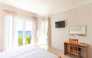TV a/nebo společenská místnost v ubytování 5 Bedroom Lovely Home In Smokvica