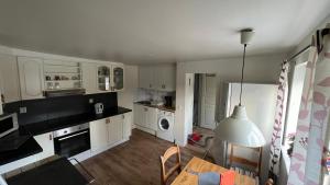 Kuchyň nebo kuchyňský kout v ubytování Lillhuset Movägen 8 + 3 fotografie