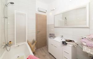 Koupelna v ubytování Three-Bedroom Holiday Home In Labin