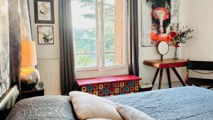 Cama o camas de una habitación en Chambre calme vue jardin