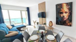 salon z niebieską kanapą i obrazem w obiekcie Skyline 39 Increíbles vistas al mar desde la terraza privada en la planta 39 w mieście Benidorm