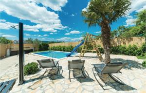 Bazén v ubytovaní Two-Bedroom Holiday Home In Sibenik alebo v jeho blízkosti