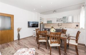 Kuchyňa alebo kuchynka v ubytovaní Two-Bedroom Holiday Home In Sibenik
