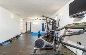 Centrum fitness w obiekcie Cozy Home In Poljica With Sauna