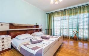 Postel nebo postele na pokoji v ubytování 3 Bedroom Amazing Home In Jurdani
