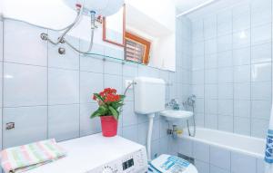 Koupelna v ubytování Three-Bedroom Holiday Home In Oklaj