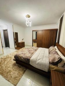 Voodi või voodid majutusasutuse Elegant Ground-Floor Apt in SZ toas