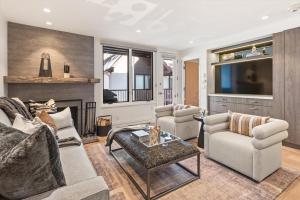 アスペンにあるNew Listing 3BR 3BA Aspen Condoの2つのソファと暖炉のあるリビングルーム