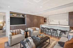 アスペンにあるNew Listing 3BR 3BA Aspen Condoのソファとキッチンのあるリビングルーム