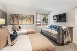 アスペンにあるNew Listing 3BR 3BA Aspen Condoのベッド2台とソファのある寝室 +50枚の写真