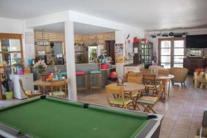 tavolo da biliardo in una stanza con tavoli e sedie di Glamping Haure-Loire a Sainte-Sigolène Altre 21 foto