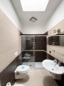 un bagno con doccia, WC e lavandino di InCorteDaFabio Design flat with Bikes a Caronno Pertusella
