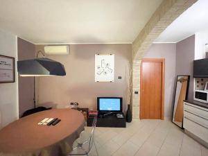 Cucina o angolo cottura di InCorteDaFabio Design flat with Bikes