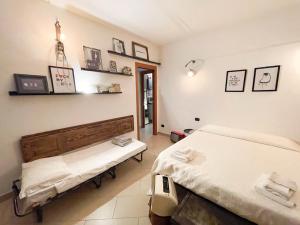 una camera ospedaliera con due letti e uno specchio di InCorteDaFabio Design flat with Bikes a Caronno Pertusella