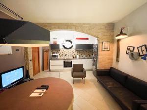 Cucina o angolo cottura di InCorteDaFabio Design flat with Bikes