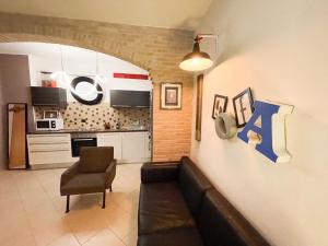 un soggiorno con divano e cucina di InCorteDaFabio Design flat with Bikes a Caronno Pertusella