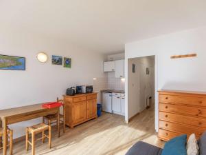 a kitchen with a table and a desk in a room at Studio cabine cosy 4 pers - balcon sud, parking, à 20m des pistes - FR-1-404-289 in La Mongie