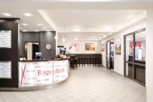 a lobby of a restaurant with a reception counter at Hotel Speyer am Technik Museum in Speyer