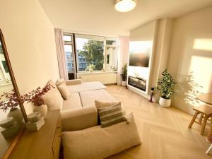 Μια τηλεόραση ή/και κέντρο ψυχαγωγίας στο Luxe apartment Station Zuid