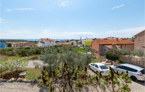 vista di due auto parcheggiate in un parcheggio di Holiday Apartment Betiga 03 a Barbariga