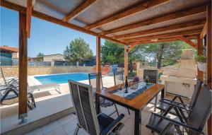 Bazén v ubytování Holiday Home Valbandon I nebo v jeho okolí