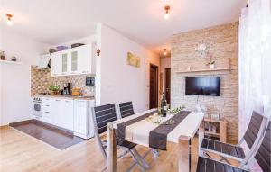 Kuchyň nebo kuchyňský kout v ubytování Holiday Home Valbandon I