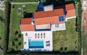 an overhead view of a house with a swimming pool at Amazing Home In Valbandon in Fondole