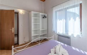 Posteľ alebo postele v izbe v ubytovaní 2 Bedroom Lovely Apartment In Jadranovo